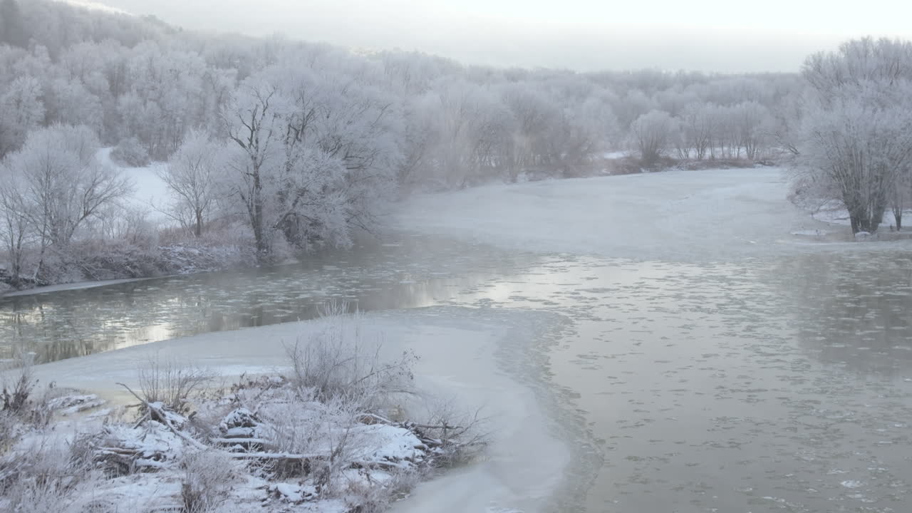 뉴욕 북부의 겨울 장면의 공중 풍경. 아침에 강을 따라 촬영.