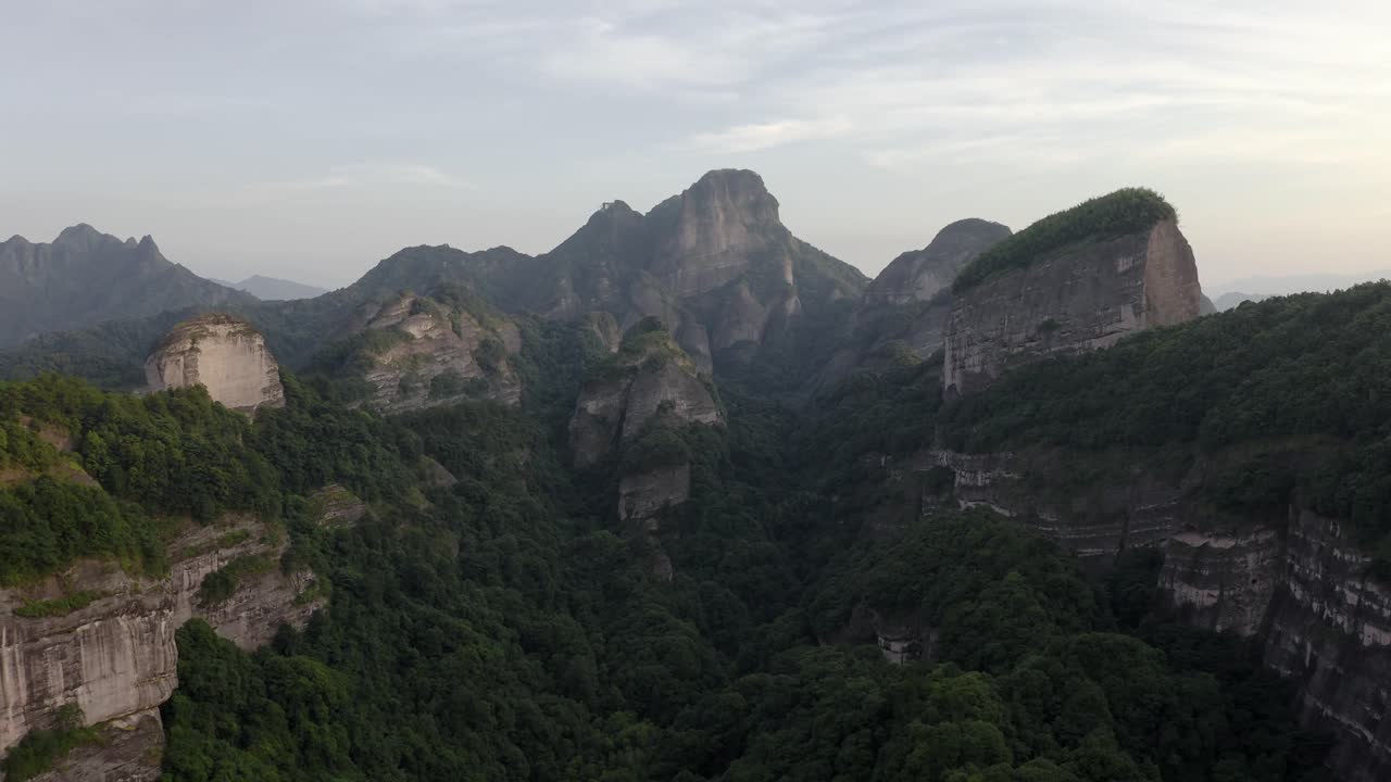 aéreo: valle de bajiaozhai en el campo montañoso de china, paisaje de puesta de sol
