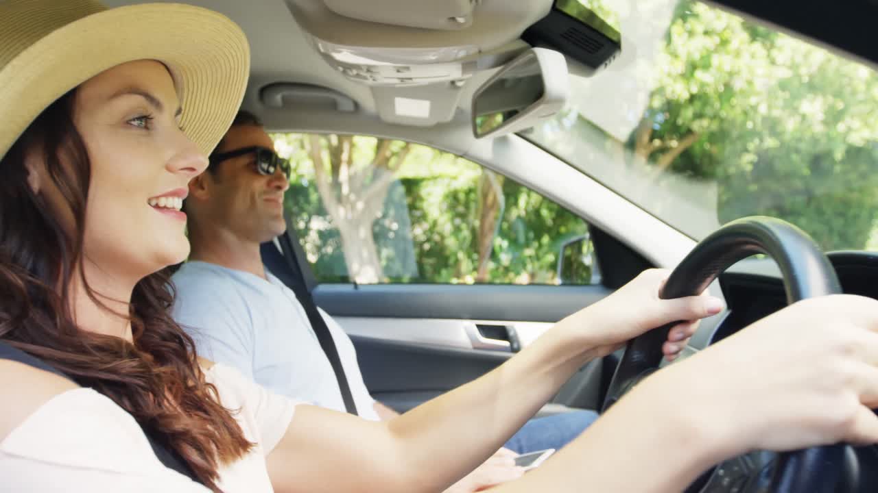pareja juntos en un coche en un viaje por carretera