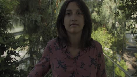 mujer joven caminando por un hermoso jardín botánico, cerca, cámara lenta