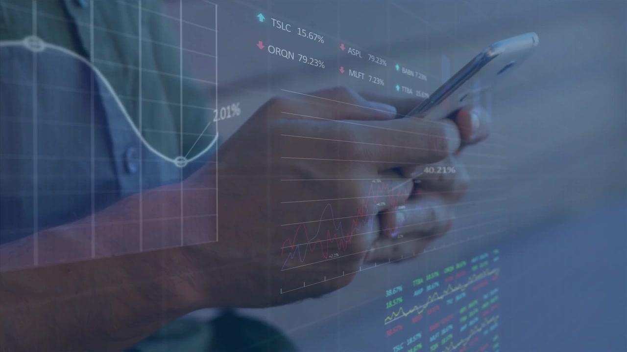 Mani di un uomo che usano lo smartphone per aggiornare dati finanziari e monitorare i mercati con grafici animati
