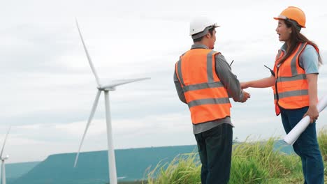 Fortschrittliches-Konzept-Von-Ingenieuren,-Die-Im-Windpark-Auf-Dem-Berg-Arbeiten.