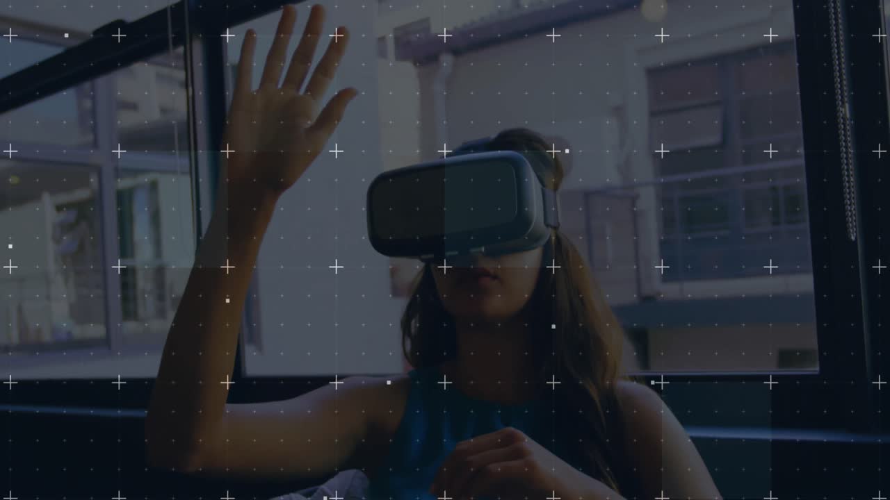 animación de marcadores blancos moviéndose sobre la mujer con auriculares vr y moviendo sus manos