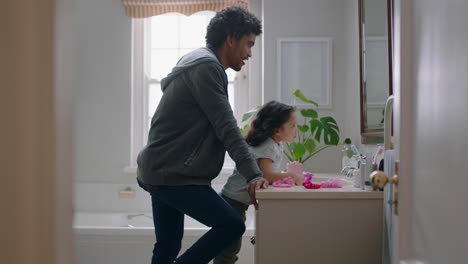 padre cepillando el cabello de sus hijas en el baño niña linda preparándose por la mañana padre amoroso disfrutando de la paternidad cuidando del niño