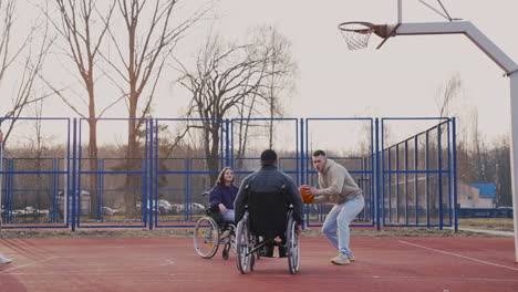 grupo de amigos jugando al baloncesto en la cancha