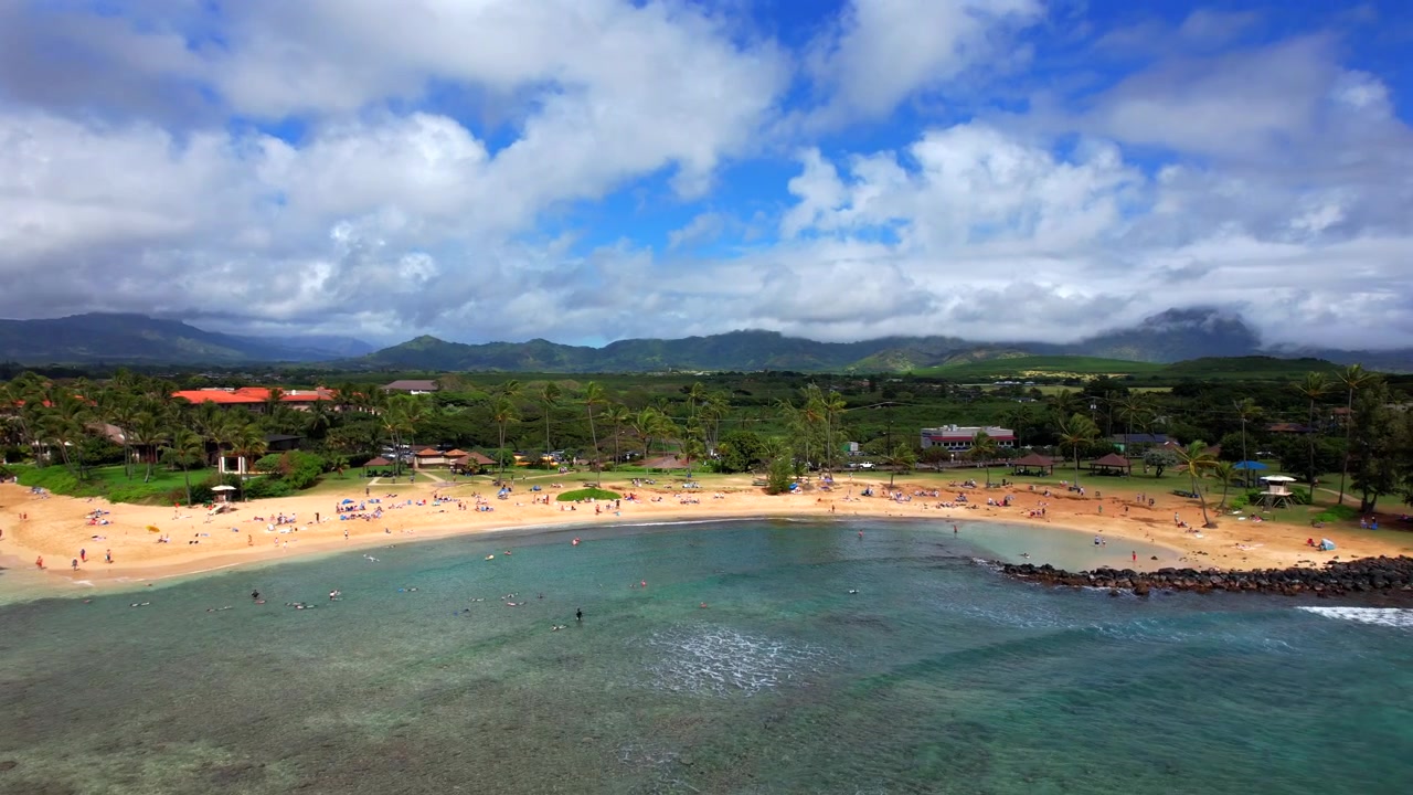 Riprese drone 4K della spiaggia di Poipu con panoramica dell'intera spiaggia.