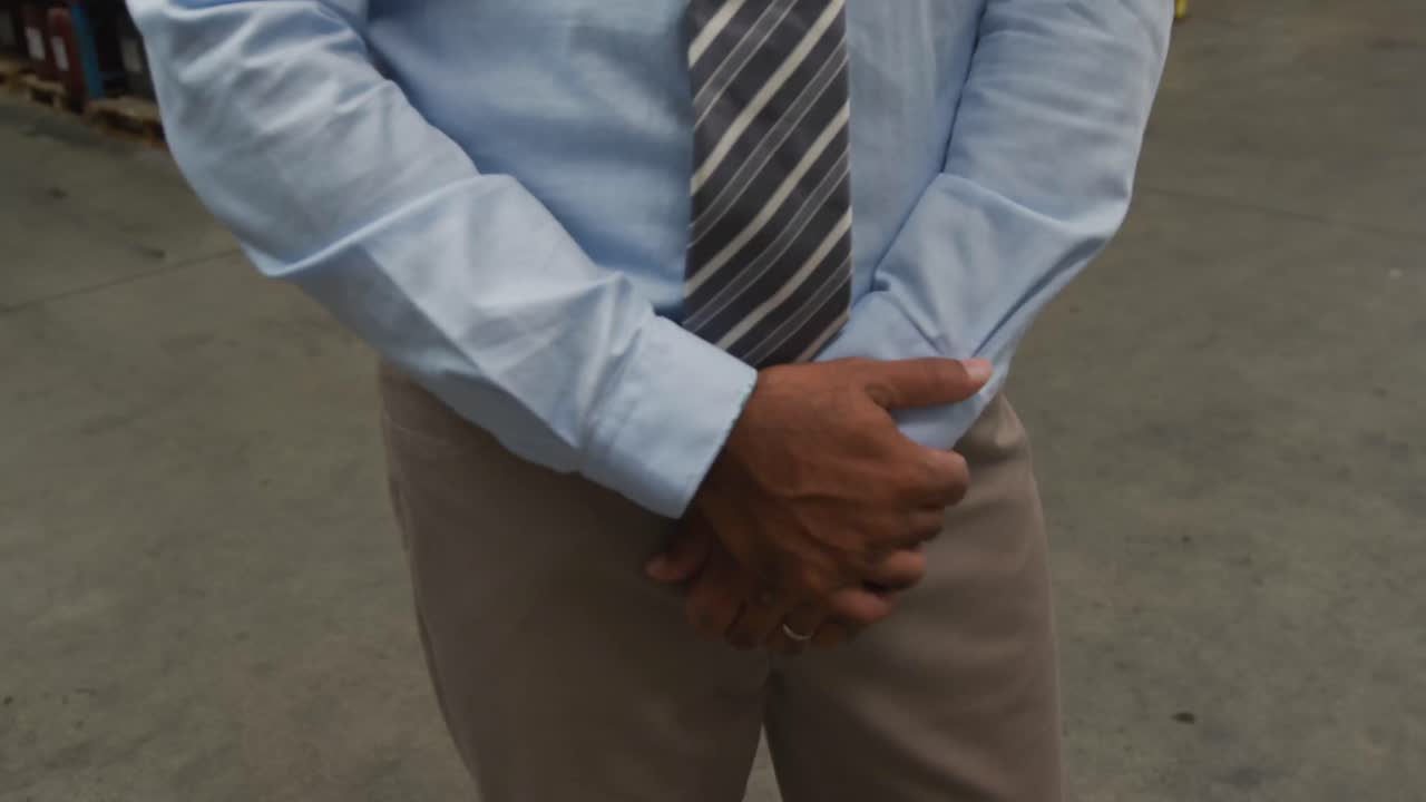 창고 에서 남성 매니저 의 초상화