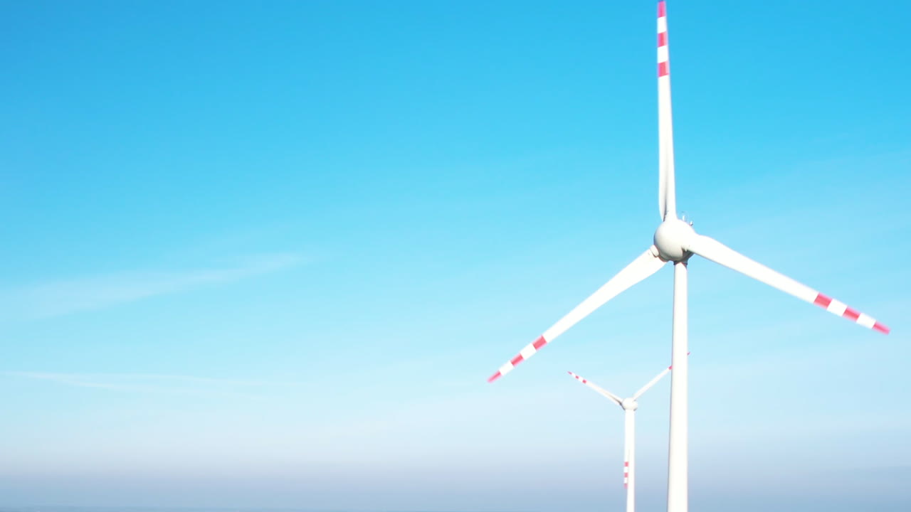 폴란드의 파란 하늘 배경에 회전하는  ⁇ 색과 빨간색 풍력 터빈 - 공중 근접  ⁇ 도