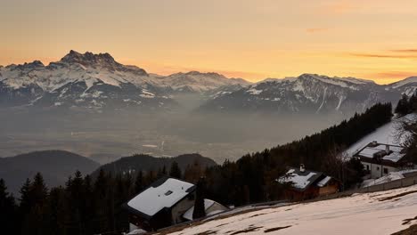 puesta de sol invierno timelapse vista de montañas cubiertas de nieve en los alpes suizos