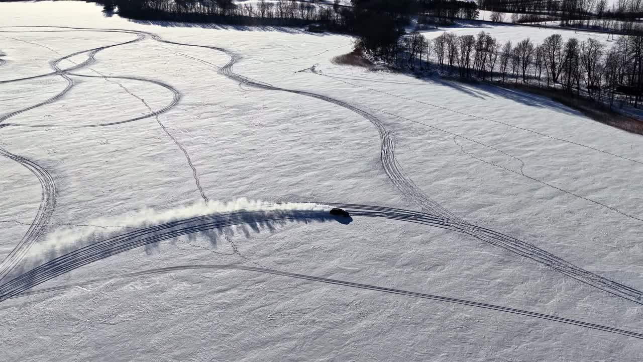 Drone, Letonya'da taze karda drift yapan arabaları kış manzarasında takip ediyor - havadan 4k