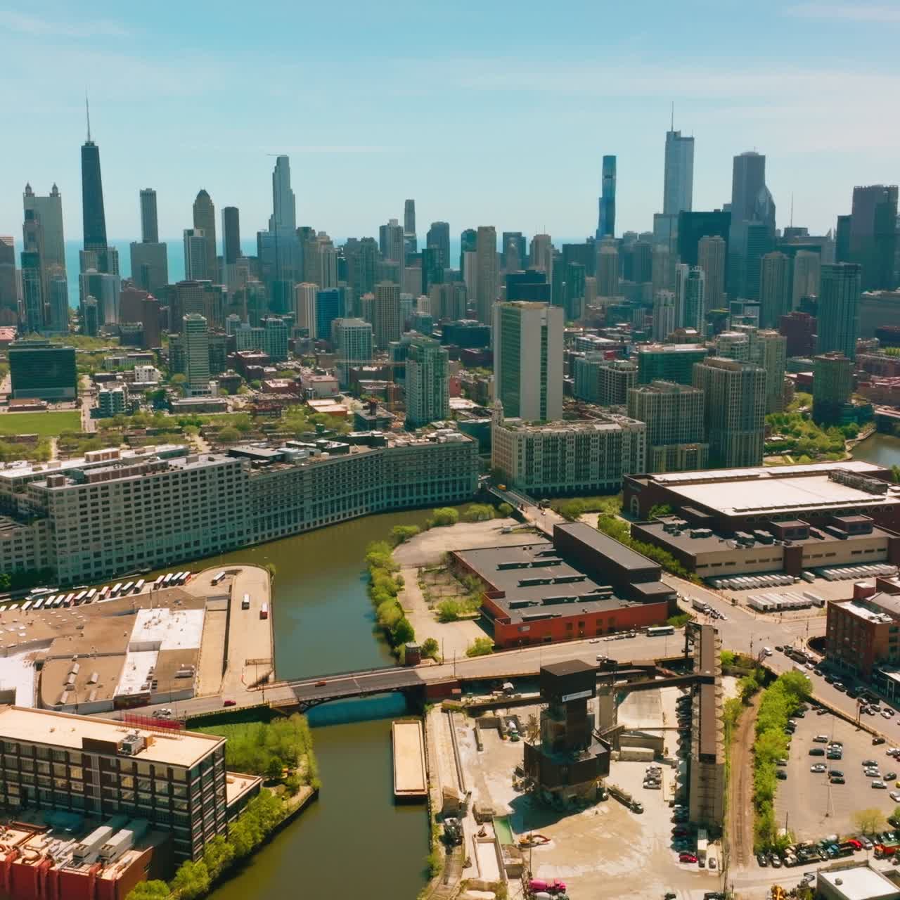 Un paisaje impresionante de los rascacielos de Chicago con el lago Michigan de fondo. Edificios comunes y sencillos contrastan con la arquitectura moderna.