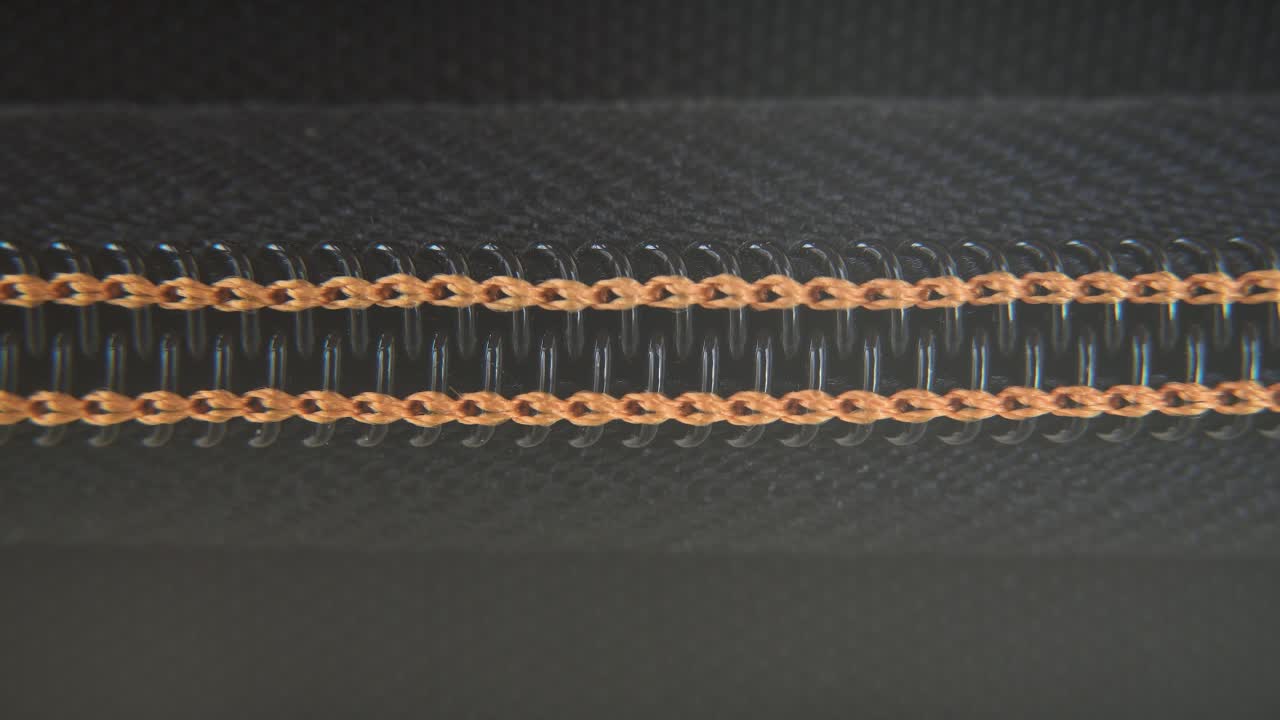 하드 케이스 지퍼를 열고, 오렌지색 노란색, 금속 지퍼, 블랙 박스, 사진 장비, 전문 스튜디오 조명, 정적 4k 비디오