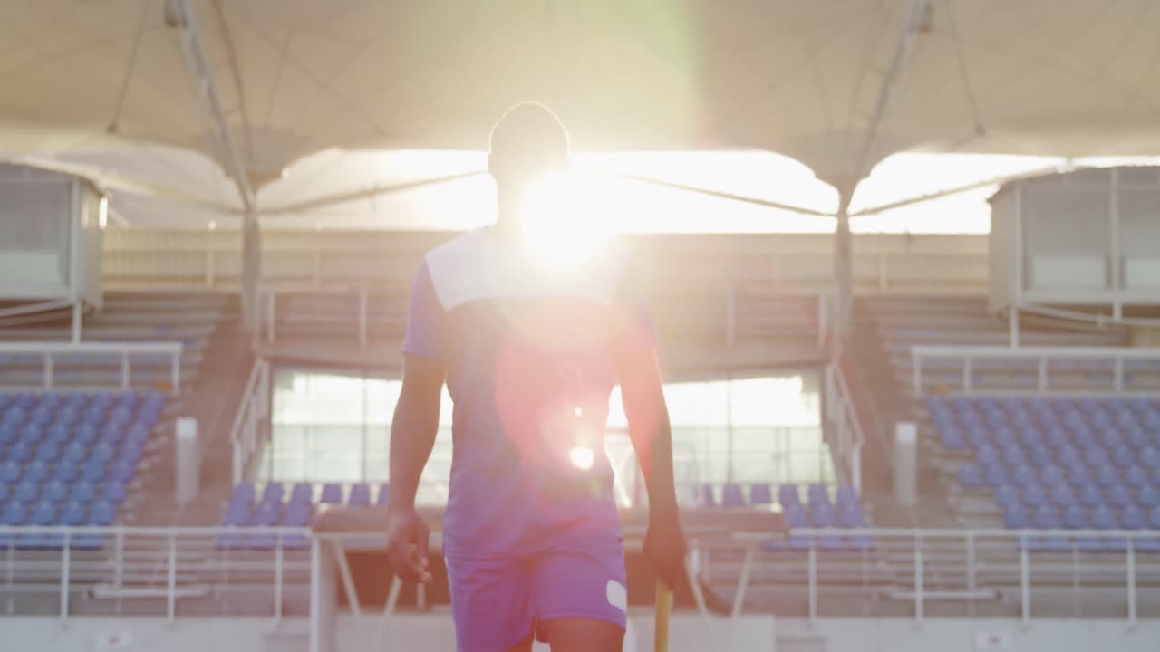 jugador de hockey mirando a la cámara