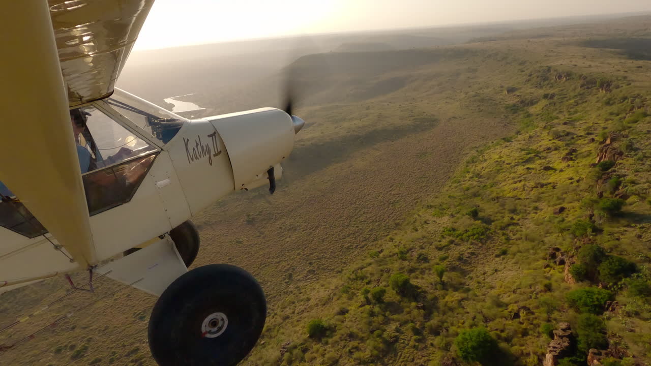Aereo su veduta aerea di parete rocciosa, affioramenti rocciosi e fiume.