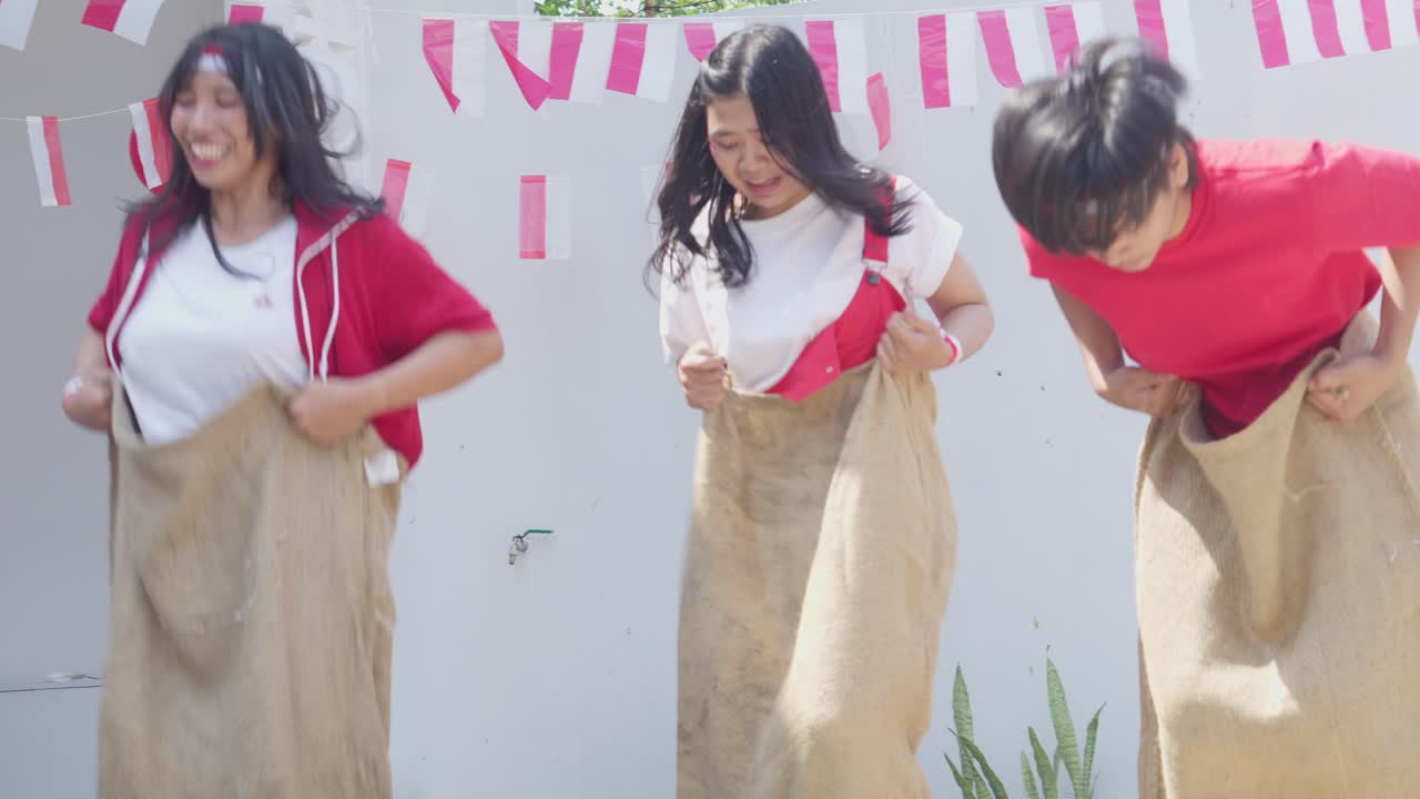 아시아 젊은이들은 인도네시아의 독립절인 발라프 카룬그 (balap karung) 에서 가방 경주를 치른다.