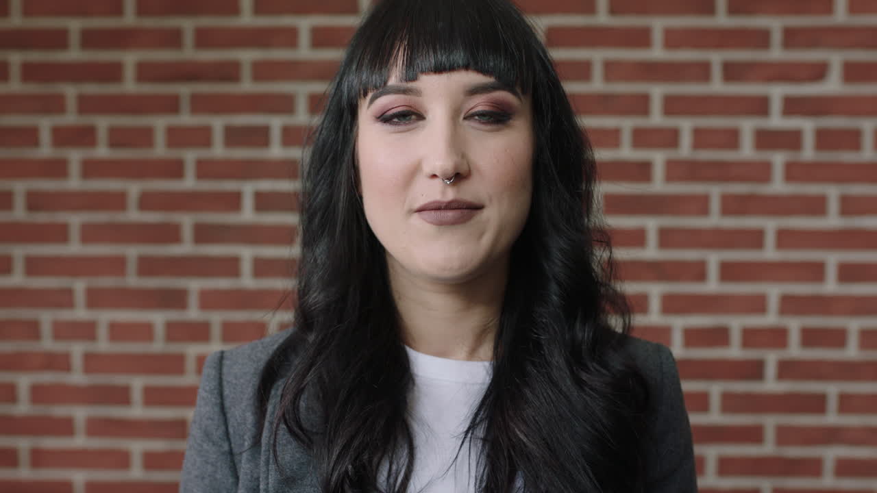 retrato de una mujer morena mirando pensativa mirando fijamente