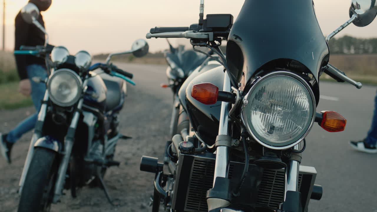 un grupo de ciclistas se suben a sus motocicletas y se marchan