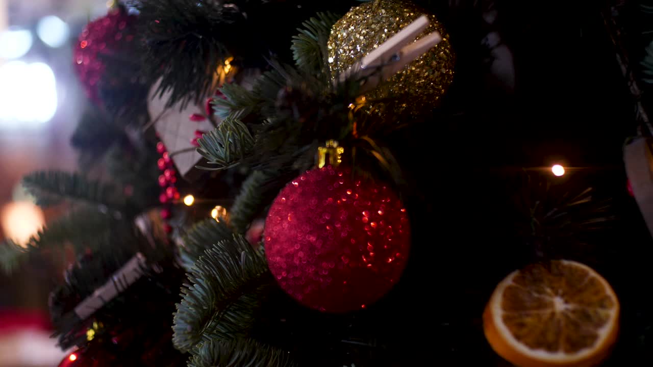 decoraciones de árboles de navidad en primer plano