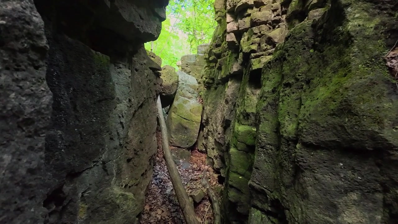 Spéléologie dans une étroite crevasse à la zone de conservation de Rattlesnake Point en Ontario, Canada