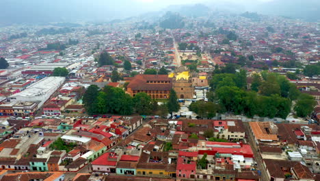 Rotating-drone-shot-of-San-Cristobal-de-las-Casas-Mexico,-centered-on-Catedral-de-San-Cristóbal-Mártir