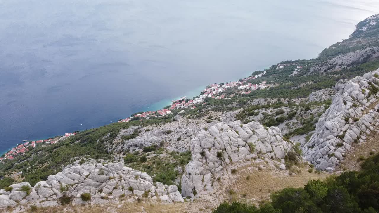 아름답고 작은 달마시안 어부 마을 피삭의 전망