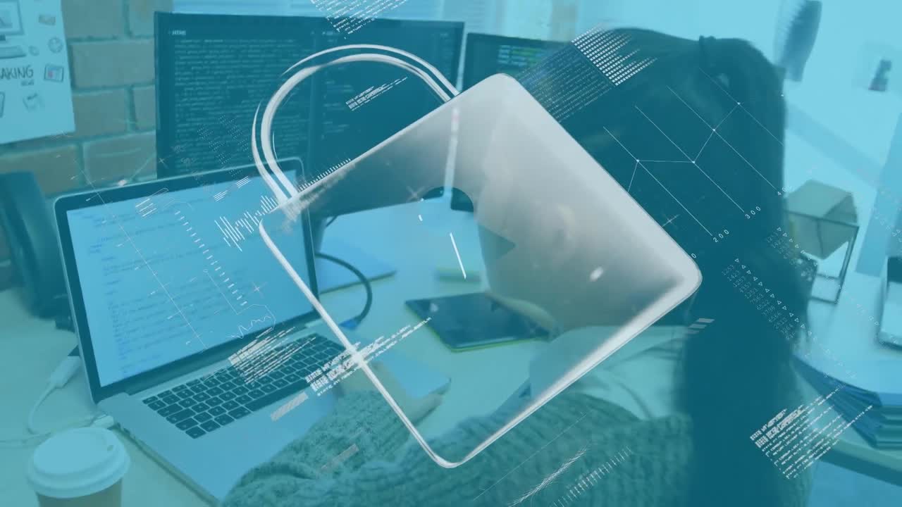 노트북을 사용하는 사업가에 대한 온라인 보안  ⁇ 락과 데이터 처리의 애니메이션