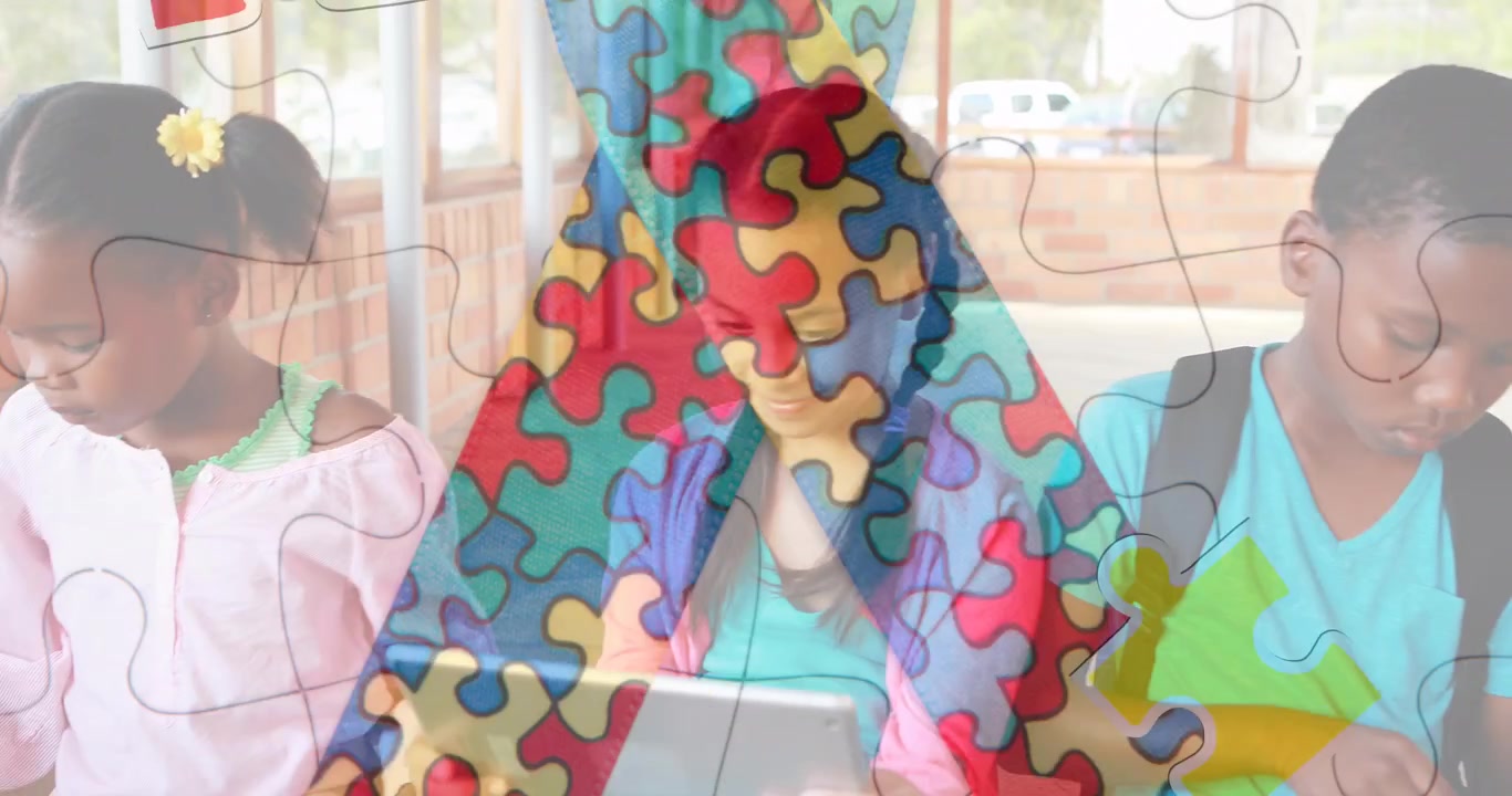 Studenti di diverse etnie che usano tablet con sovrapposizione di un pezzo di puzzle per la consapevolezza sull'autismo.