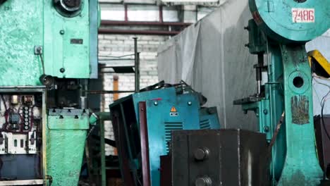 viejas máquinas industriales en una fábrica