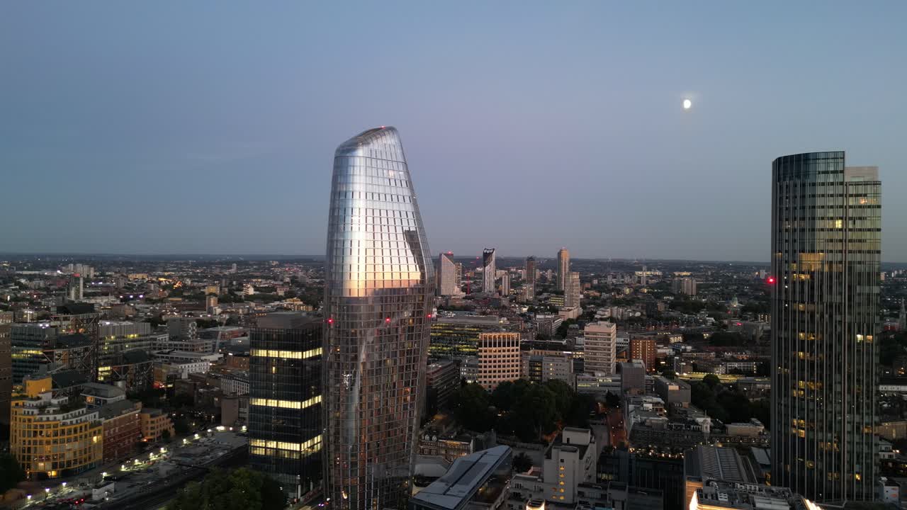 un edificio de rascacielos de blackfriars en la vista aérea de drones de southbank de londres