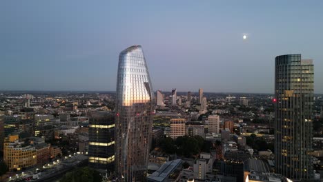 Ein-Blackfriars-Wolkenkratzer,-Der-Auf-Der-Luftaufnahme-Der-Londoner-Southbank-Drohne-Aufbaut