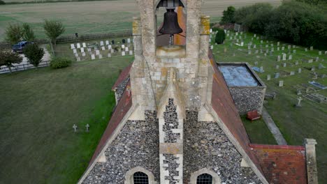 Schwenk-über-Die-Kirche-St