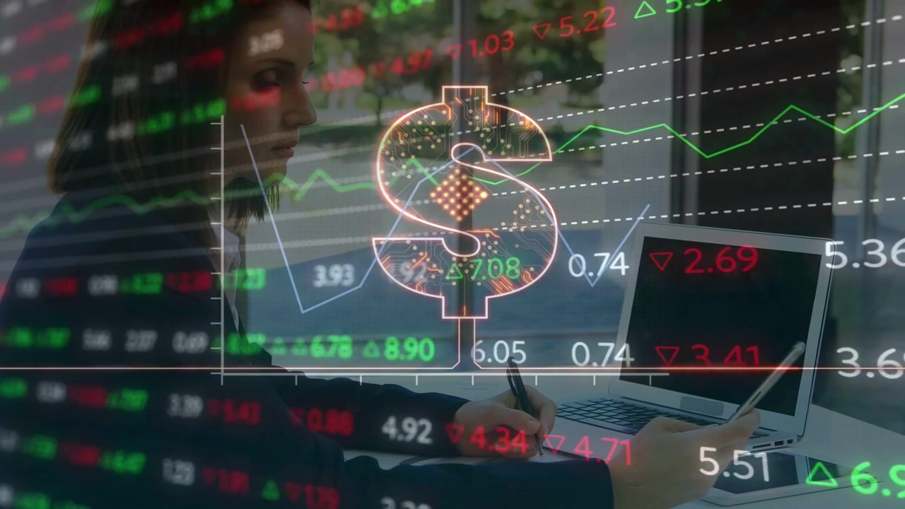 Mulher escrevendo anotações na mesa, reagindo a atualizações de mercado ao vivo com sobreposição de cotação e cifrão