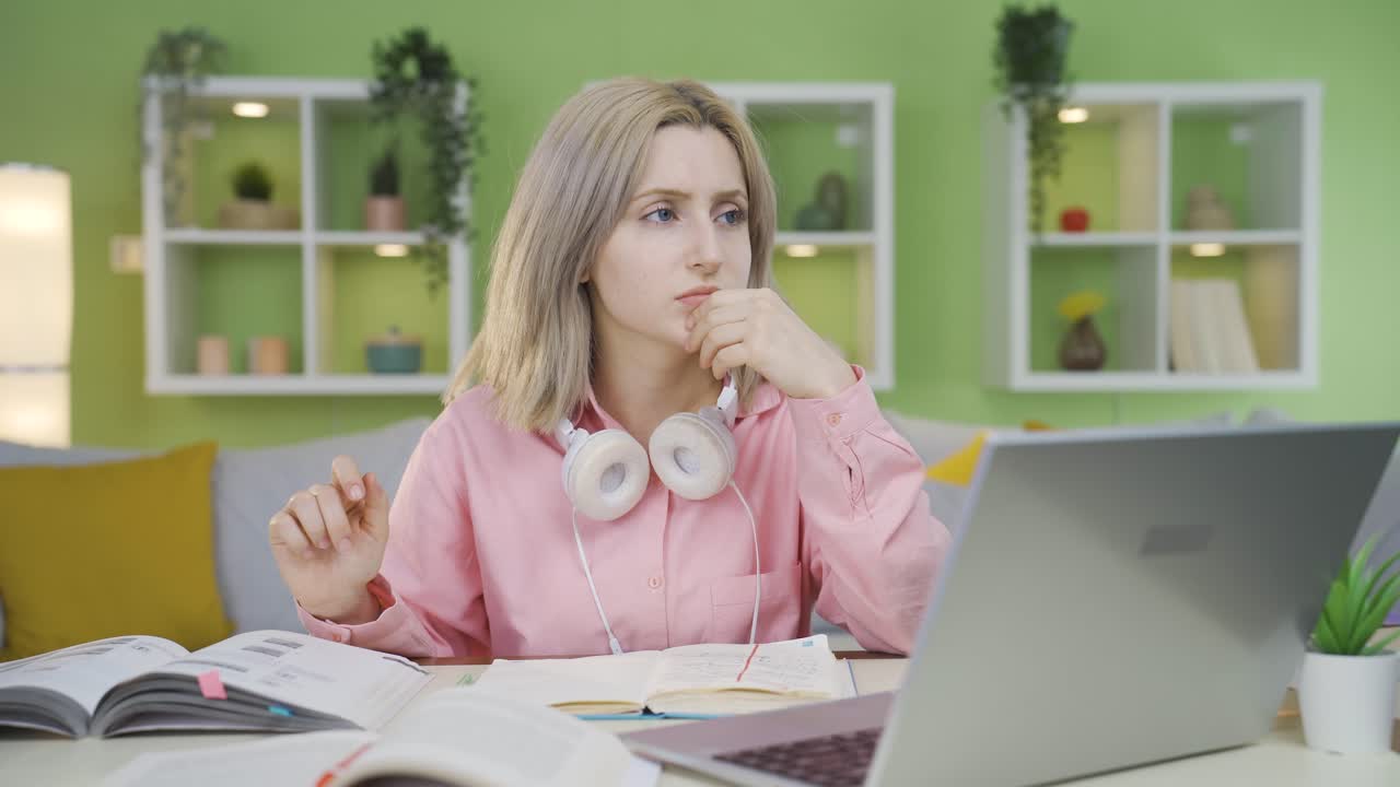 una estudiante universitaria con un problema está aburrida y pensativa.