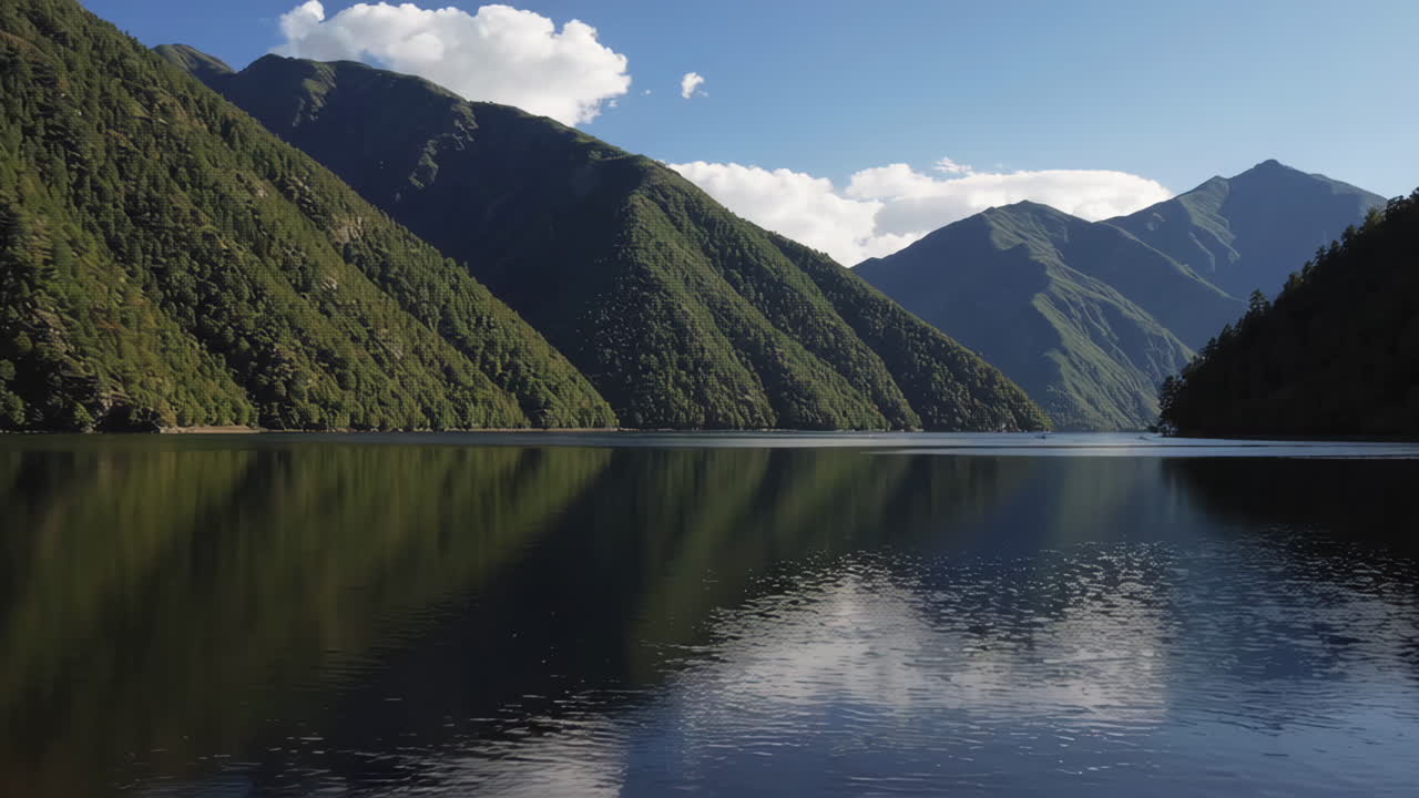 평온한 산의 호수