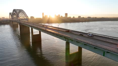 Puente-Hernando-De-Soto-Con-El-Horizonte-Del-Centro-De-Memphis-Tennessee