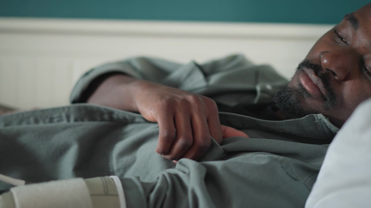 Riposo durante il controllo medico. Valutazione sanitaria tranquilla al capezzale. Scena serena di un paziente che riceve cure a casa. Scena calma e tranquilla di un individuo che riposa durante un esame di salute a casa