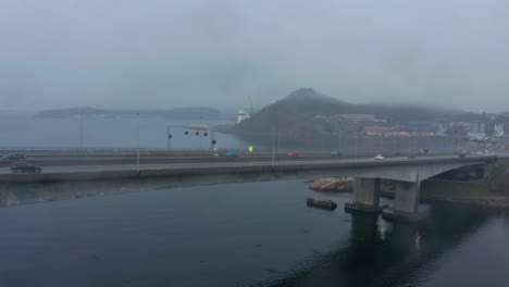 Autos-Fahren-Auf-Einer-Braut-In-Kristiansand-In-Norwegen