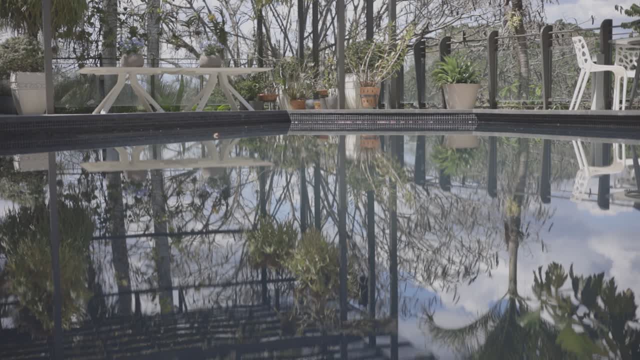 은 날에 파란 수영장 가장자리에 높은 각도 촬영, 비디오 1920x1080 c-log 색상