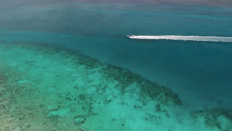 Kristallklares-Meerwasser-Im-Tropischen-Reiseziel