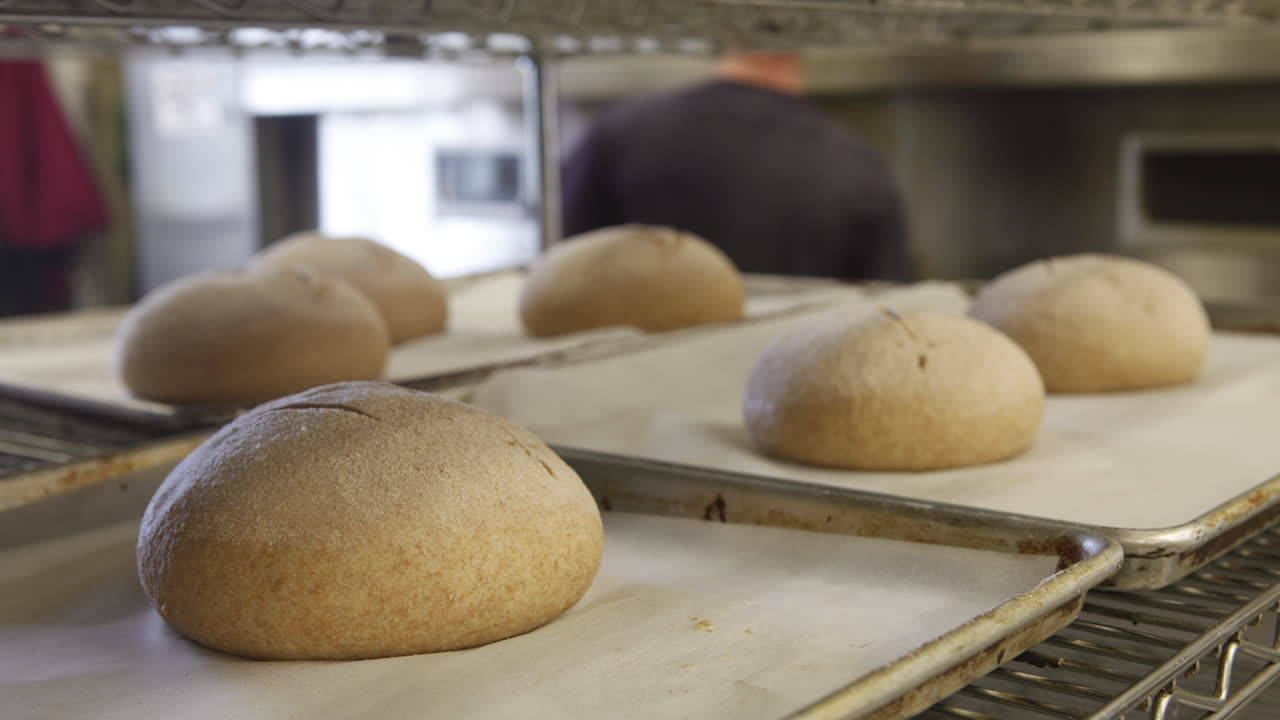 хлеб выпекается в печи