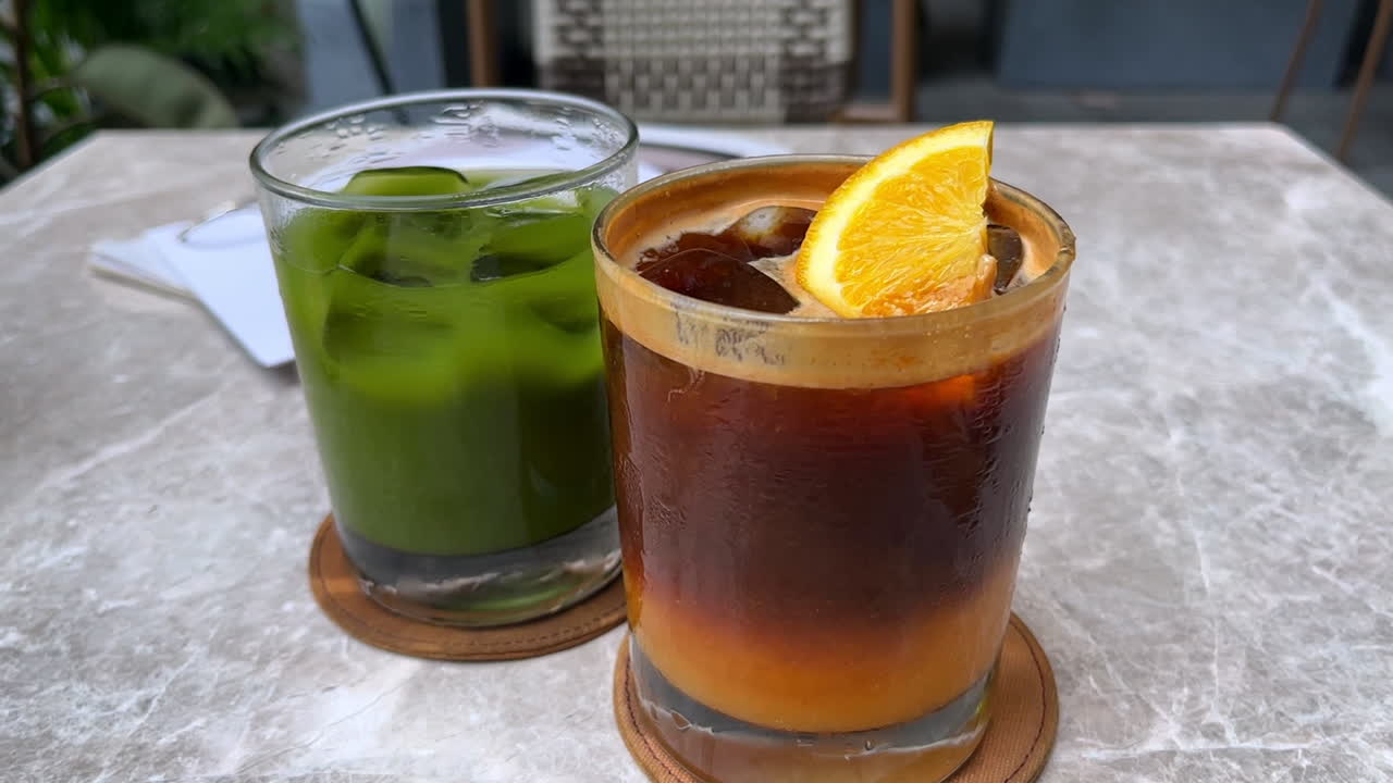 テーブルの上の抹茶とオレンジコーヒーの広角ショット。
