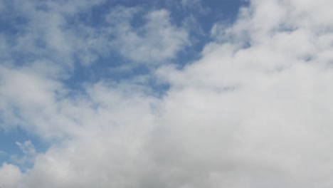 Vista-De-ángulo-Bajo-Del-Cielo-Azul-Con-Nubes