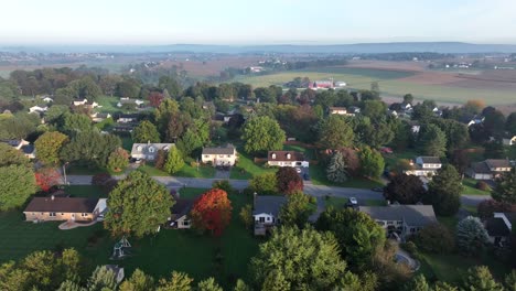 Nebelbedeckte-Nachbarschaft-Im-Ländlichen-Raum-Der-USA-Während-Des-Morgensonnenaufgangs