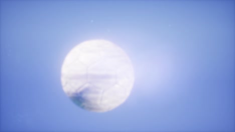 pelota de fútbol en el fondo del cielo azul