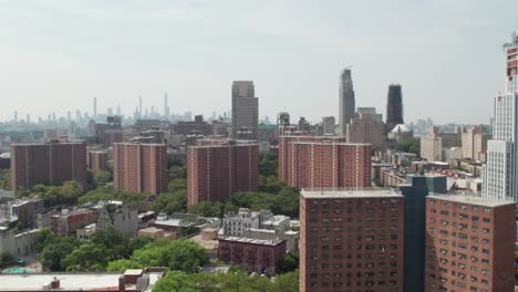 Proyectos-De-Vivienda-De-Manhattanville-En-La-Ciudad-De-Nueva-York,-Clip-Aéreo-De-Un-Enorme-Desarrollo-De-Viviendas-Asequibles