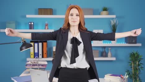 ejercicios que se pueden hacer en la oficina. mujer de negocios haciendo ejercicio de muñeca de pie.