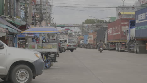 bustling sa dao border check point with mopeds, street vendors, and shops