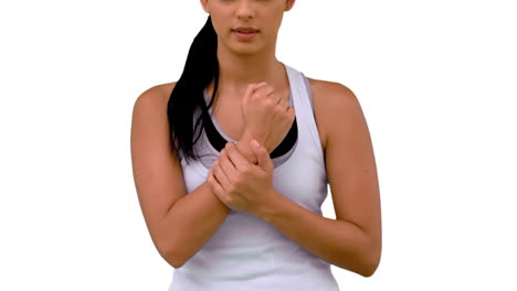 mujer en forma masajeando su muñeca dolorida