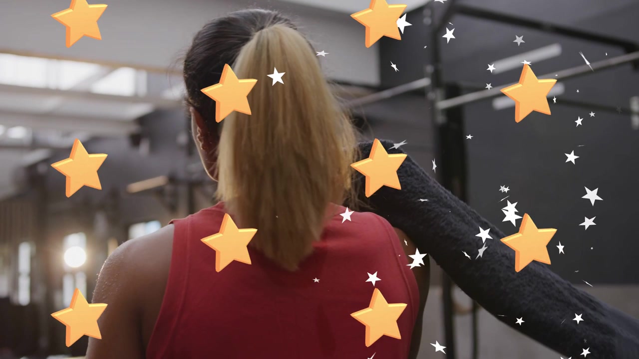 Donna in piedi di schiena in palestra mentre stelle arancioni sorgono sovrapponendosi e un braccio posiziona un asciugamano per il defaticamento