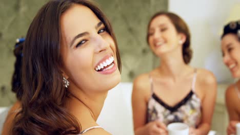 damas de honor felices en camisón disfrutando de una taza de té 4k 4k